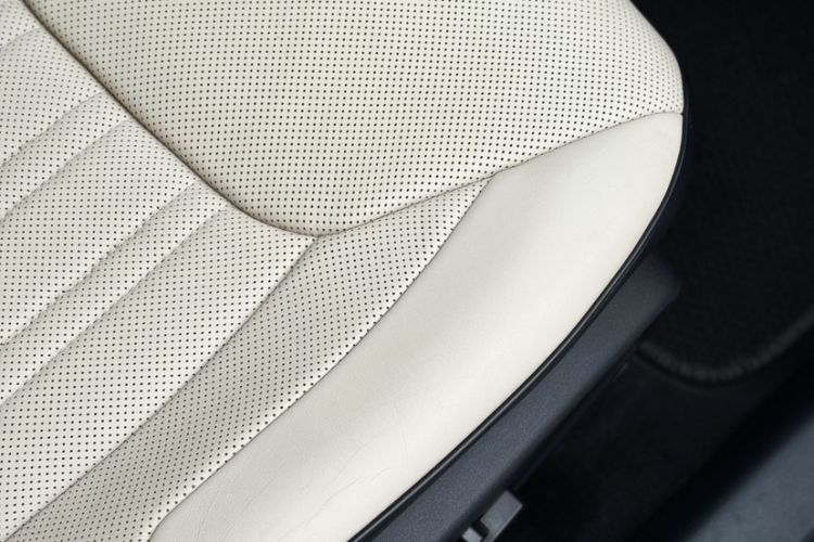 Used Chrysler 300C 2016 3.0L Supreme Edition Interior 9