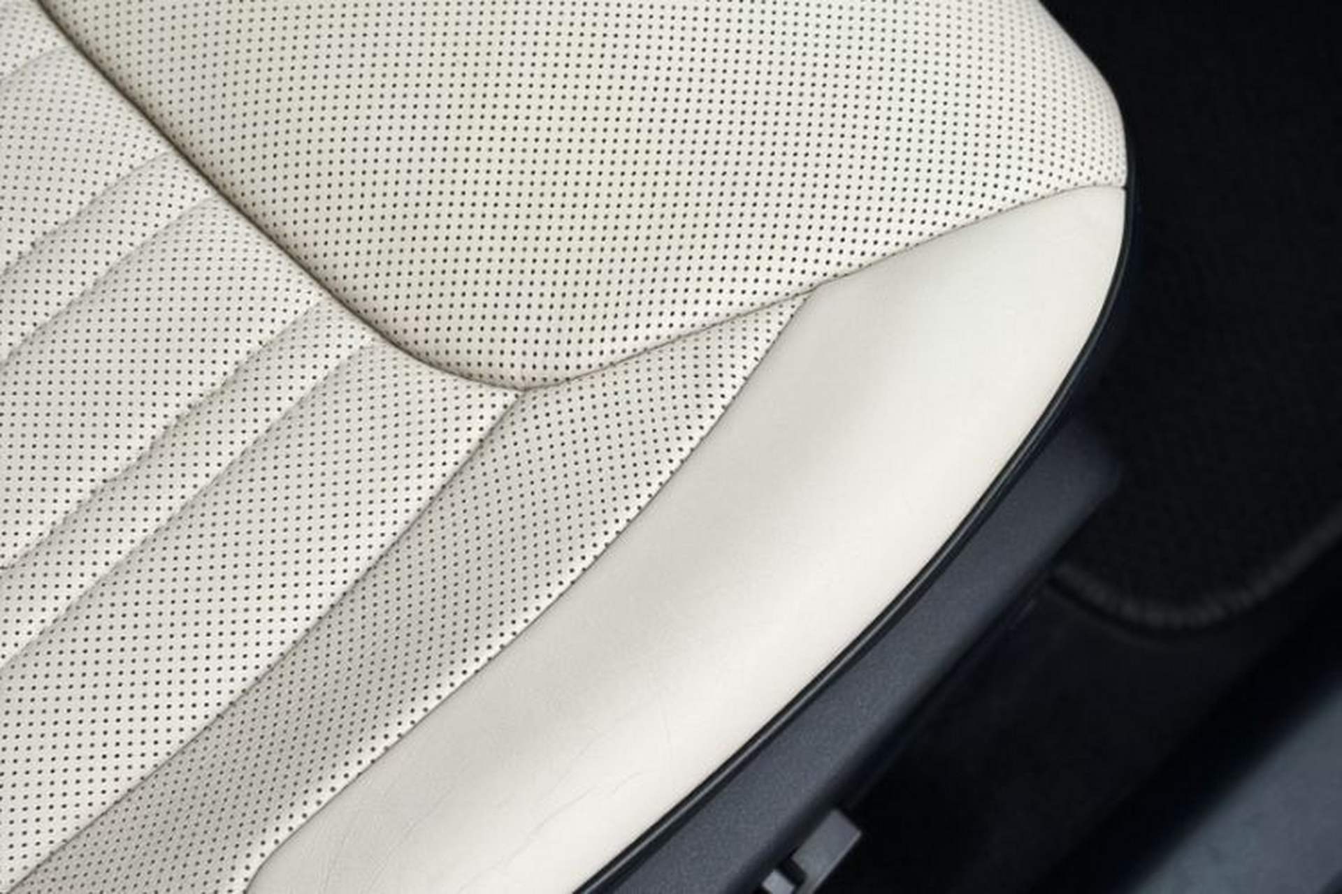 Used Chrysler 300C 2016 3.0L Supreme Edition Interior 9
