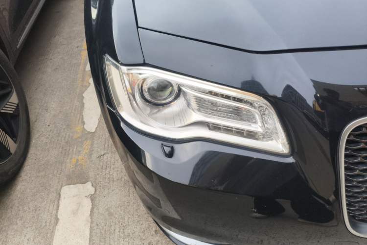 Used Chrysler 300C 2016 3.0L Supreme Edition Right Front Headlight