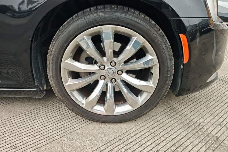 Used Chrysler 300C 2016 3.0L Supreme Edition Right Front Wheel Hub