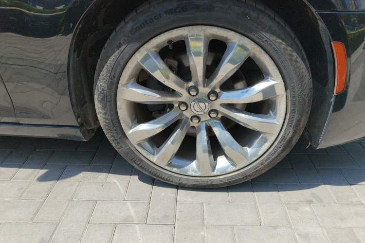 Used Chrysler 300C 2016 3.0L Supreme Edition Right Front Wheel Hub