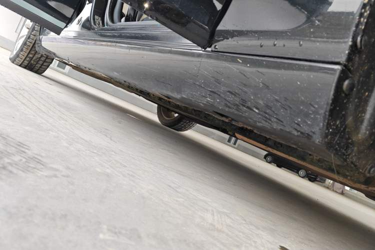 Used Chrysler 300C 2016 3.0L Supreme Edition Right Side Sill