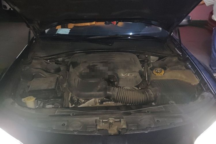 Used Chrysler 300C 2016 3.0L Supreme Edition Engine Bay