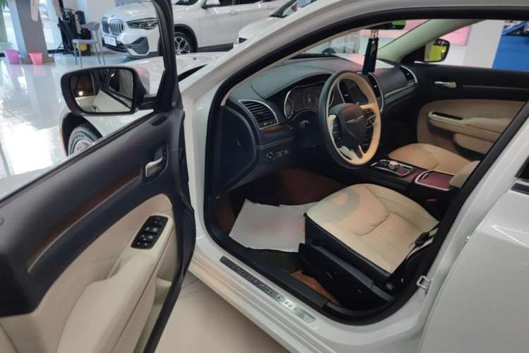 Used Chrysler 300C 2016 3.0L Supreme Edition Driver Seat