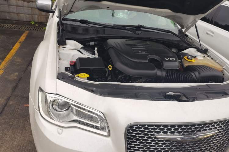 Used Chrysler 300C 2016 3.0L Supreme Edition Engine Bay Right