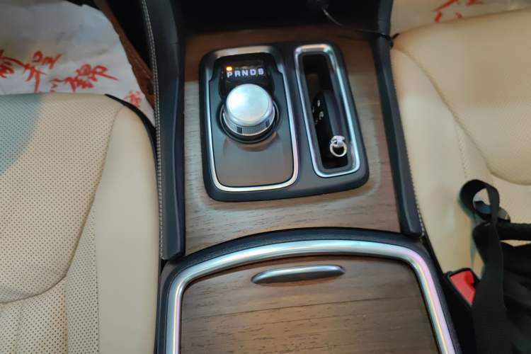 Used Chrysler 300C 2016 3.0L Supreme Edition Gear Lever