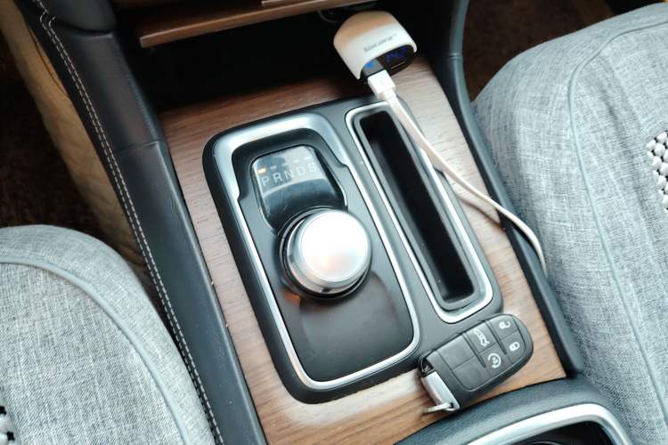 Used Chrysler 300C 2016 3.0L Supreme Edition Gear Lever