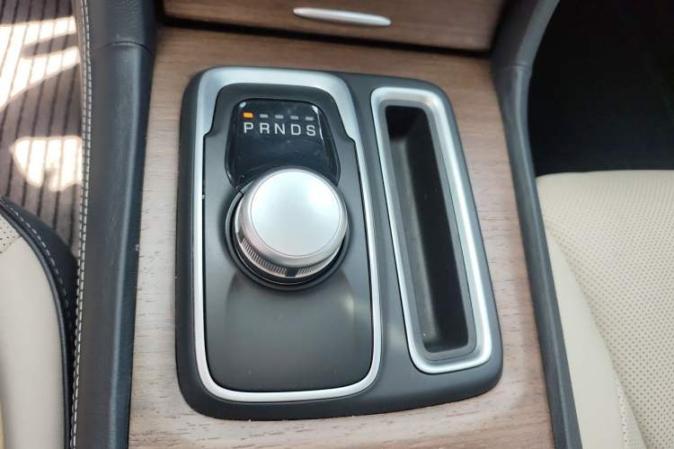Used Chrysler 300C 2016 3.0L Supreme Edition Gear Lever