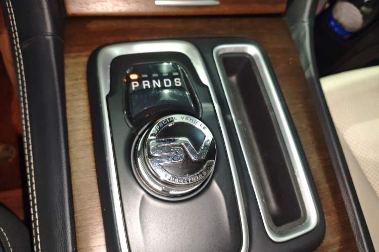 Used Chrysler 300C 2016 3.0L Supreme Edition Gear Lever