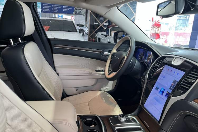 Used Chrysler 300C 2016 3.0L Supreme Edition Interior 10