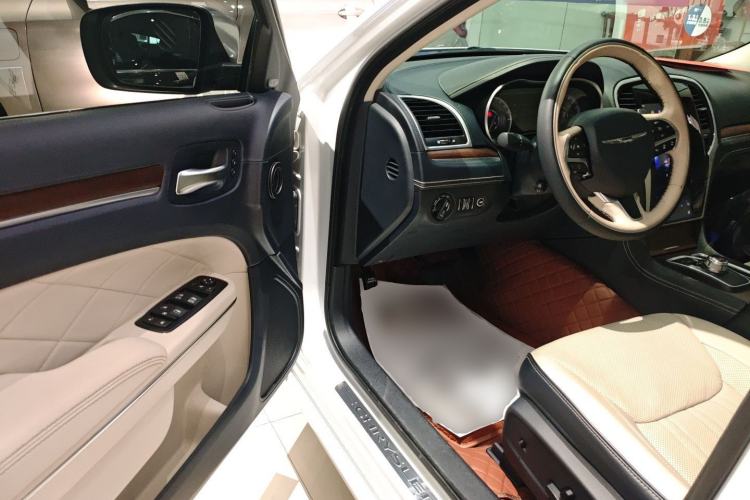 Used Chrysler 300C 2016 3.0L Supreme Edition Interior 3