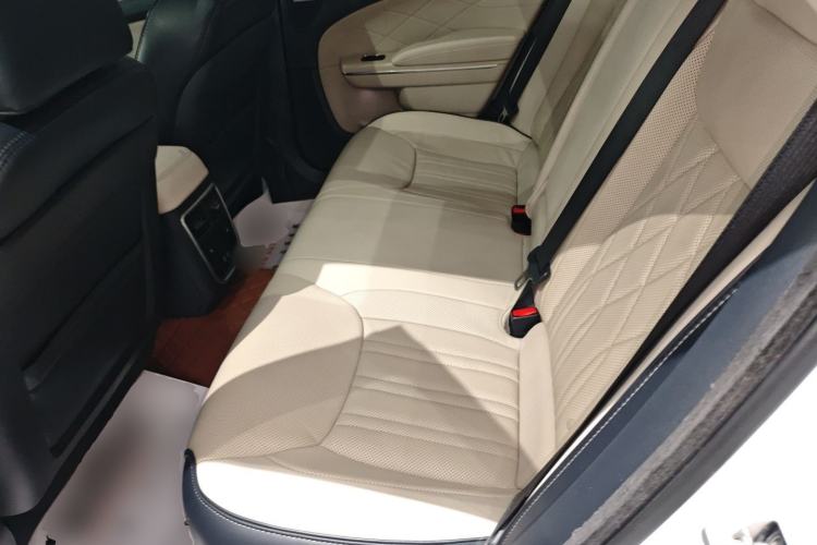 Used Chrysler 300C 2016 3.0L Supreme Edition Interior 4