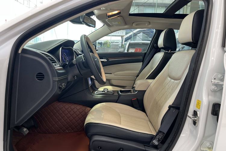 Used Chrysler 300C 2016 3.0L Supreme Edition Interior 7