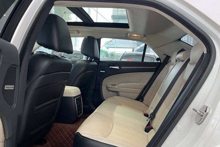 Used Chrysler 300C 2016 3.0L Supreme Edition Interior 8