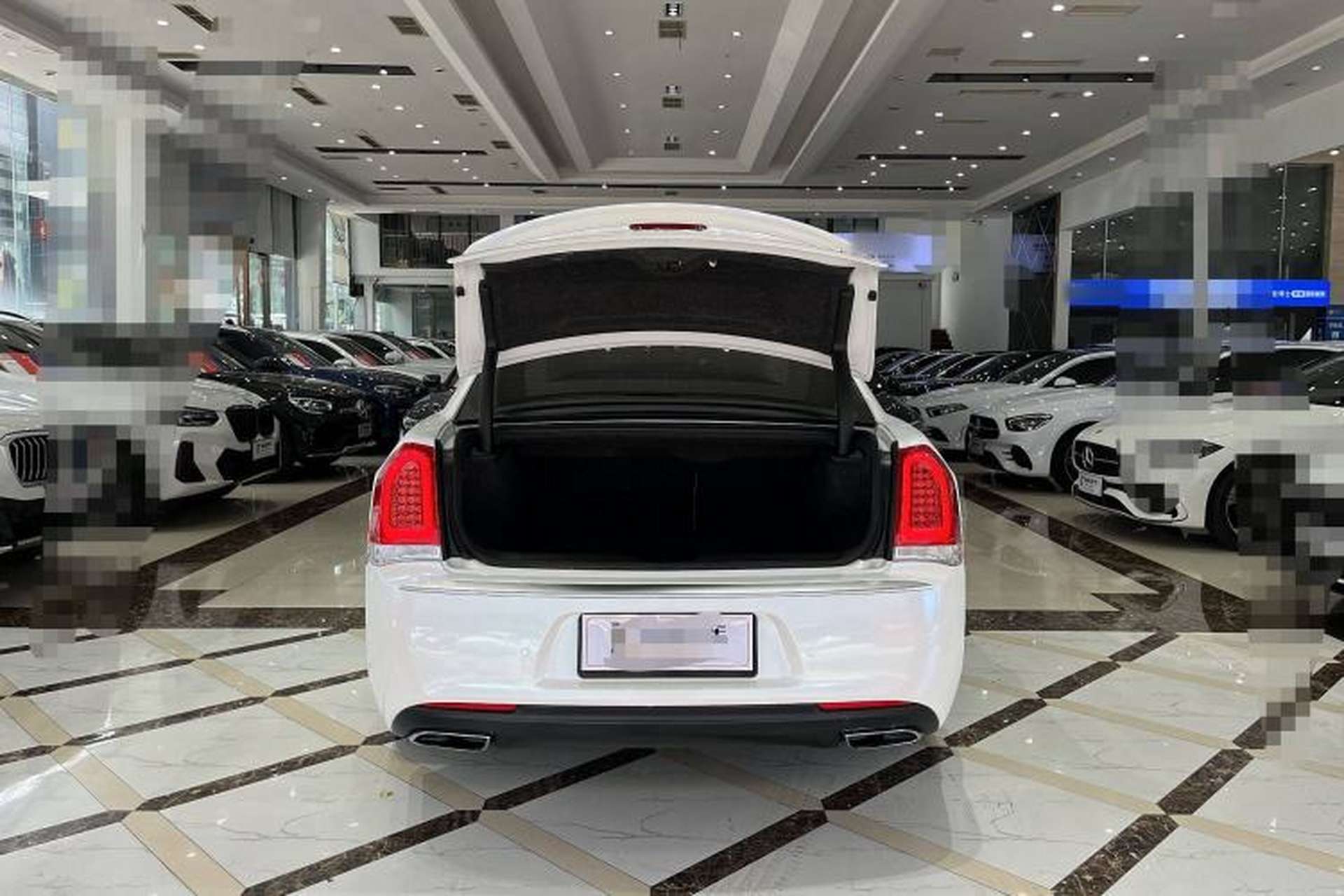 Used Chrysler 300C 2016 3.0L Supreme Edition Interior 9
