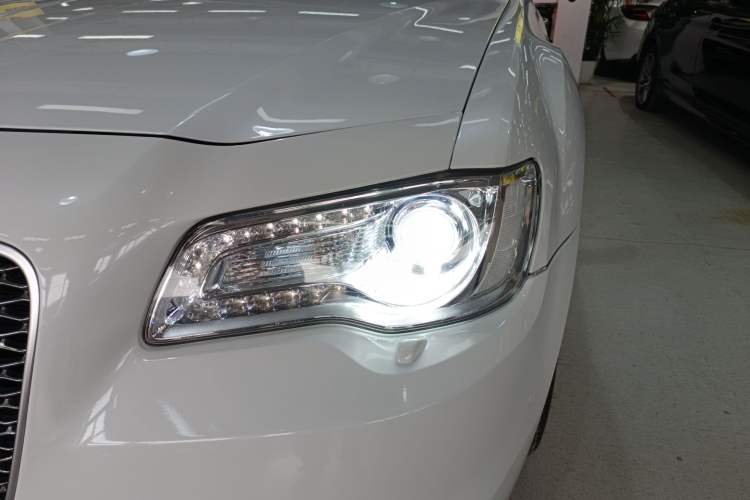Used Chrysler 300C 2016 3.0L Supreme Edition Left Front Headlight