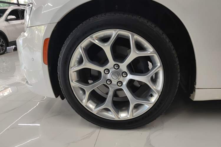 Used Chrysler 300C 2016 3.0L Supreme Edition Left Front Wheel Hub