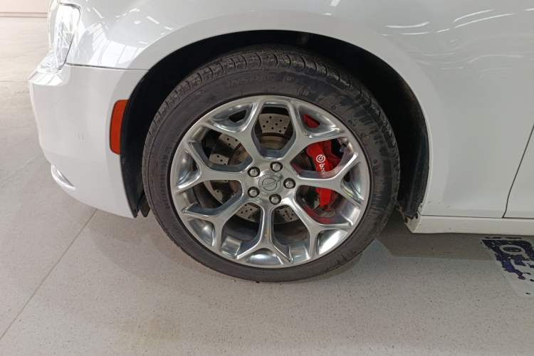 Used Chrysler 300C 2016 3.0L Supreme Edition Left Front Wheel Hub