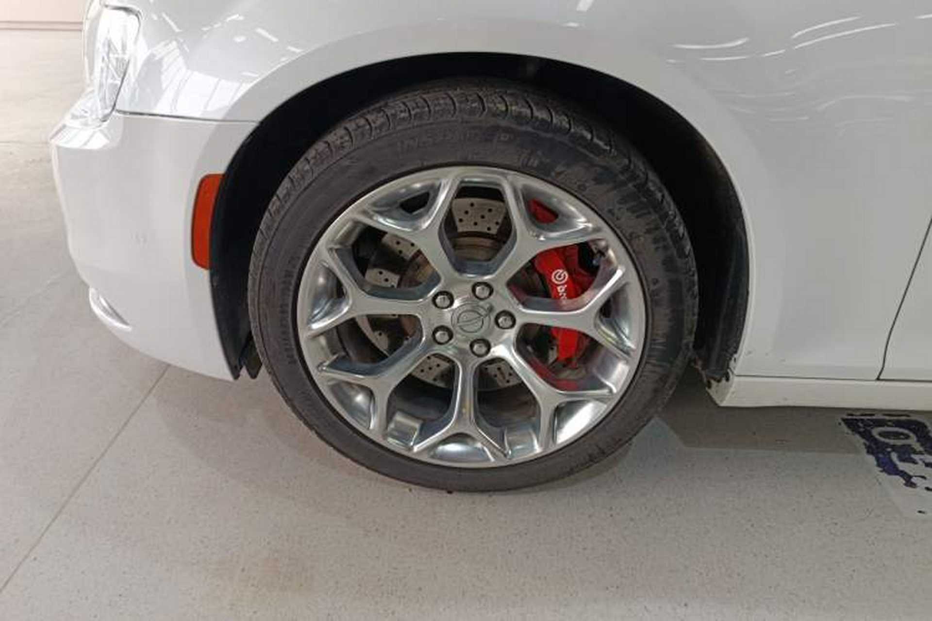 Used Chrysler 300C 2016 3.0L Supreme Edition Left Front Wheel Hub