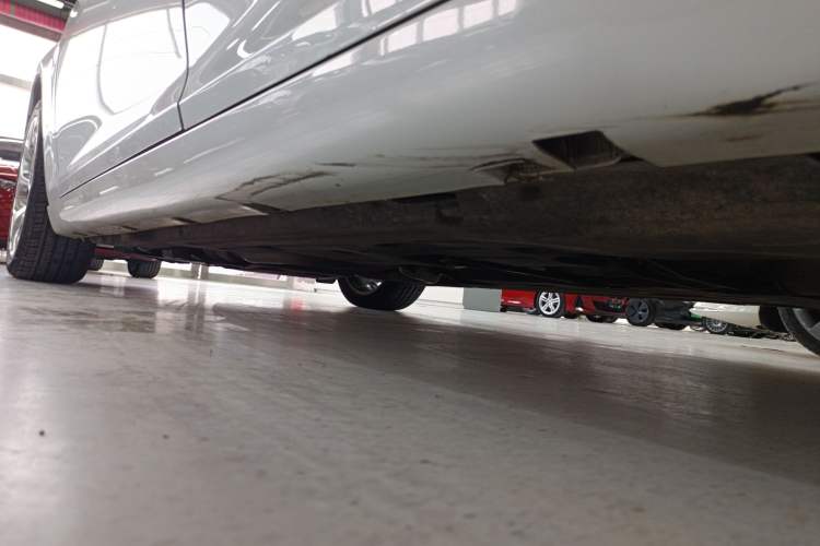 Used Chrysler 300C 2016 3.0L Supreme Edition Left Side Sill