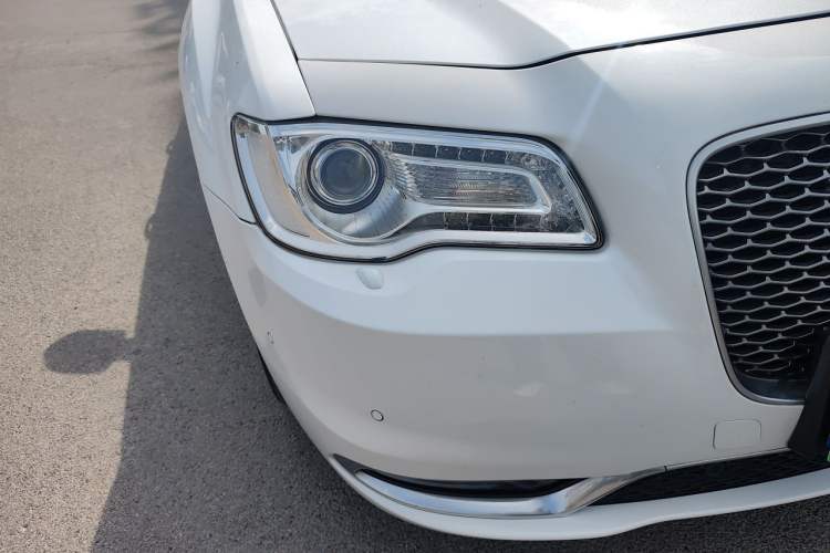 Used Chrysler 300C 2016 3.0L Supreme Edition Right Front Headlight