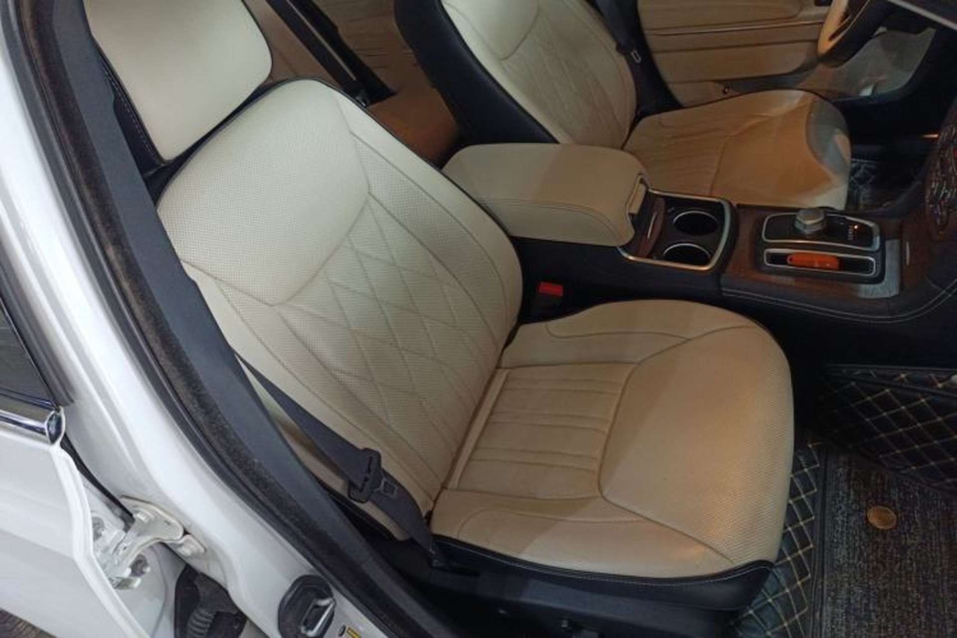 Used Chrysler 300C 2016 3.0L Supreme Edition Right Front Seat