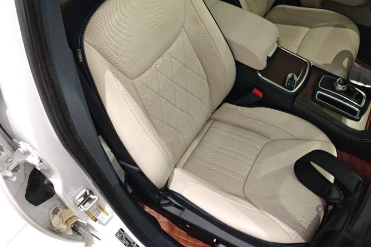 Used Chrysler 300C 2016 3.0L Supreme Edition Right Front Seat