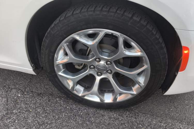 Used Chrysler 300C 2016 3.0L Supreme Edition Right Front Wheel Hub