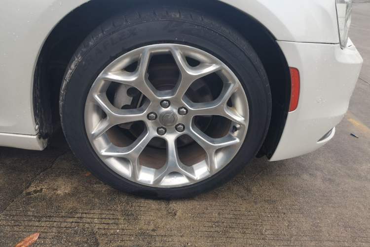 Used Chrysler 300C 2016 3.0L Supreme Edition Right Front Wheel Hub