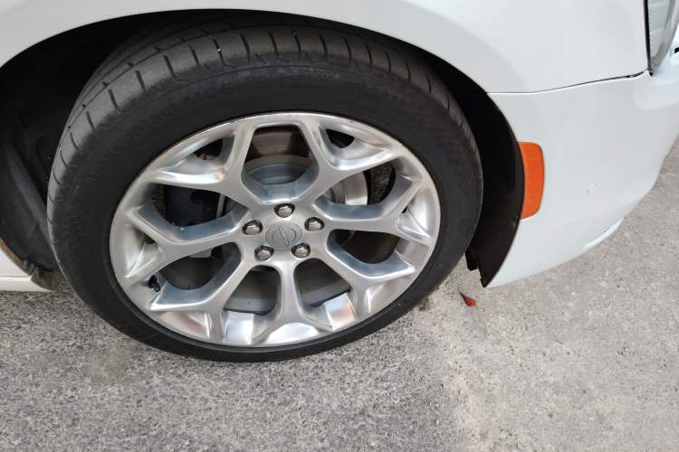 Used Chrysler 300C 2016 3.0L Supreme Edition Right Front Wheel Hub