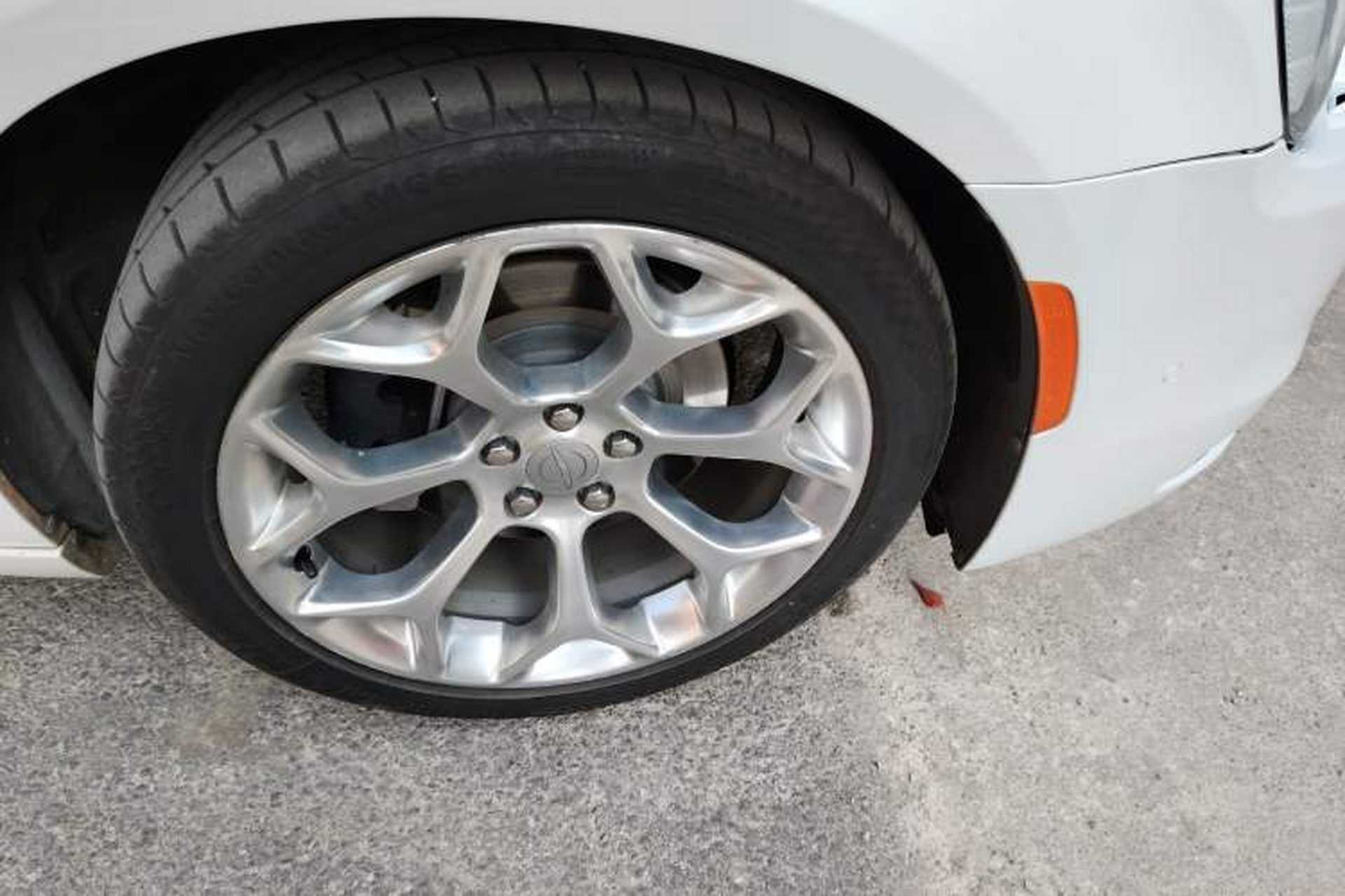 Used Chrysler 300C 2016 3.0L Supreme Edition Right Front Wheel Hub