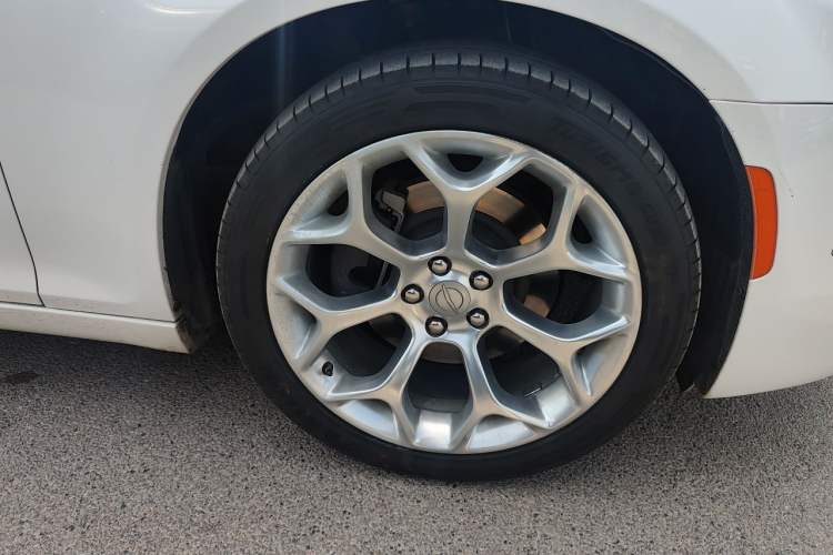 Used Chrysler 300C 2016 3.0L Supreme Edition Right Front Wheel Hub