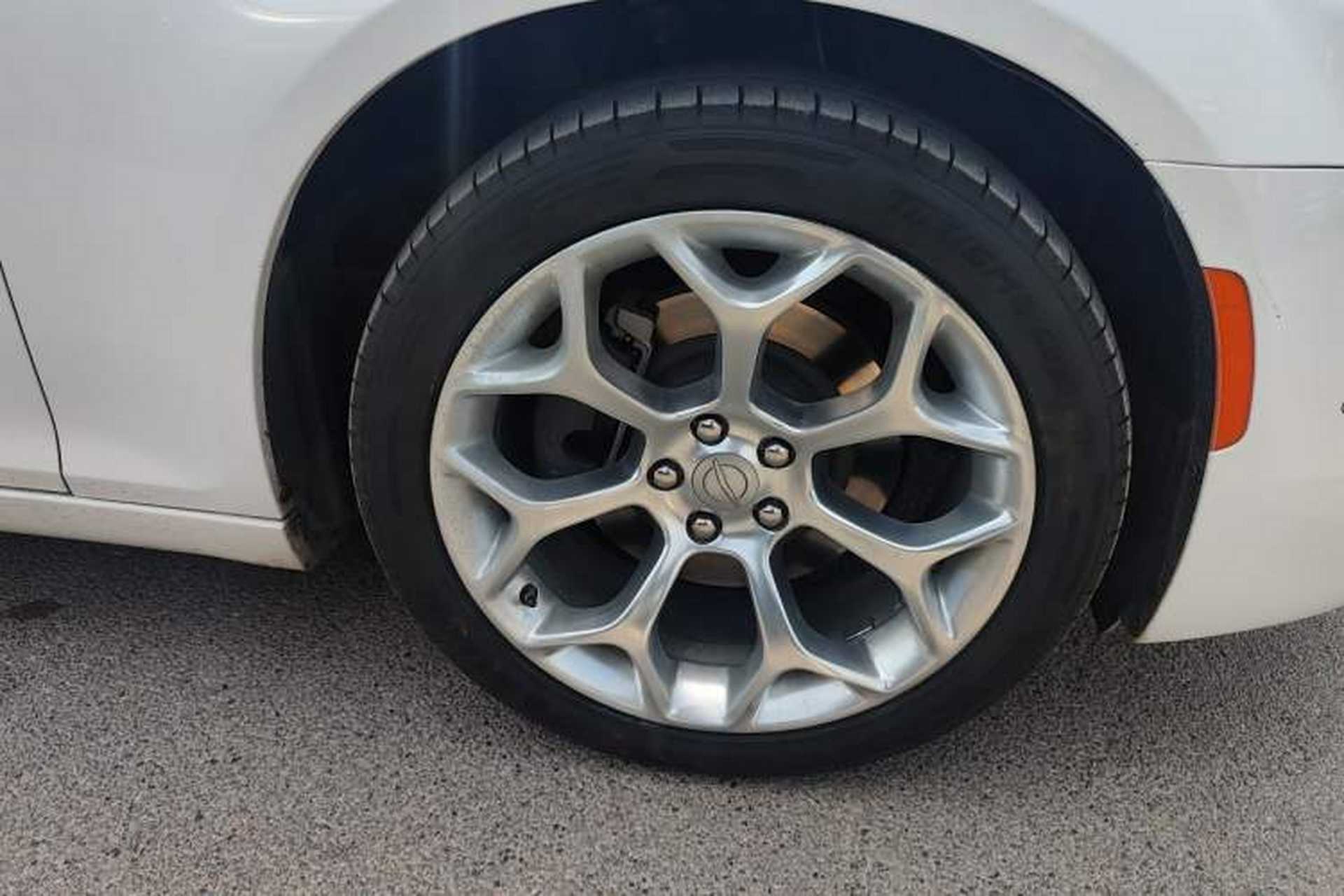 Used Chrysler 300C 2016 3.0L Supreme Edition Right Front Wheel Hub