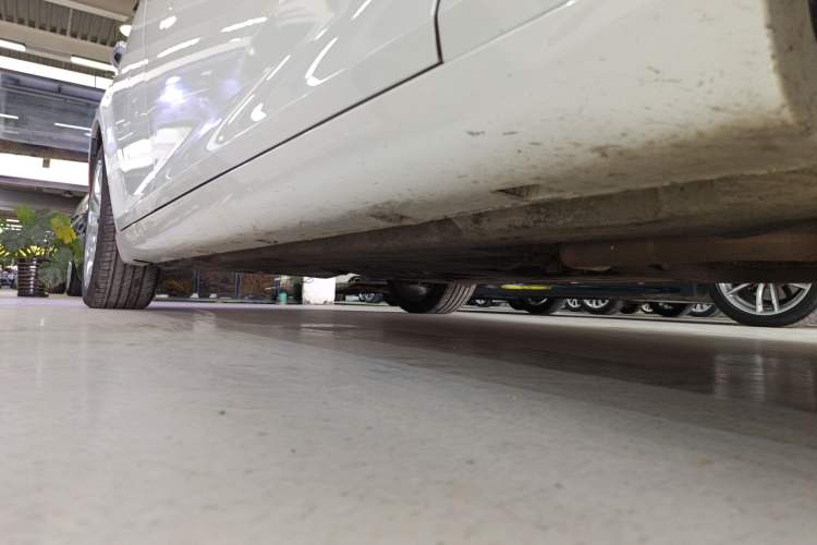 Used Chrysler 300C 2016 3.0L Supreme Edition Right Side Sill