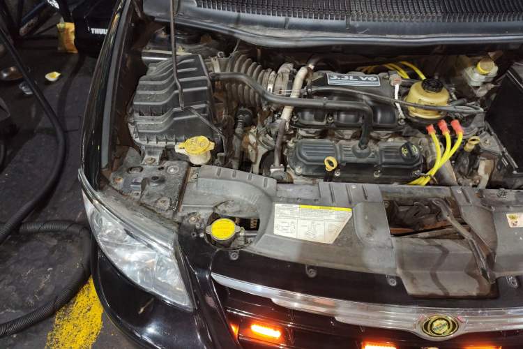 Used Chrysler Grand Voyager 2007 3.3L Business Edition Engine Bay Right