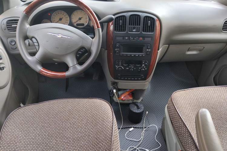 Used Chrysler Grand Voyager 2012 3.0L Ultimate Edition Center Console