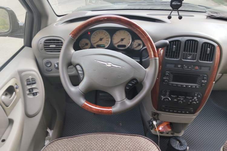 Used Chrysler Grand Voyager 2012 3.0L Ultimate Edition Steering Wheel
