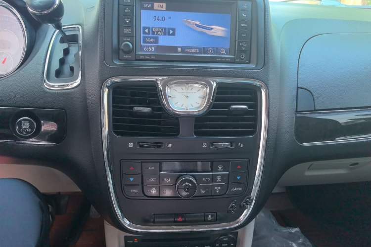 Used Chrysler Grand Voyager 2013 3.6L Luxury Edition Audio And AC Panel