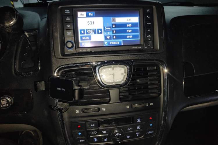 Used Chrysler Grand Voyager 2013 3.6L Luxury Edition Audio And AC Panel