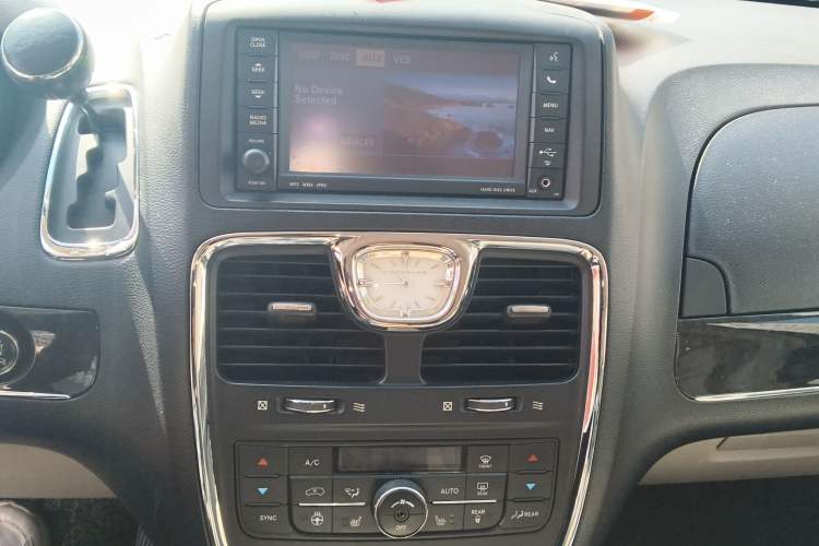 Used Chrysler Grand Voyager 2013 3.6L Luxury Edition Audio And AC Panel