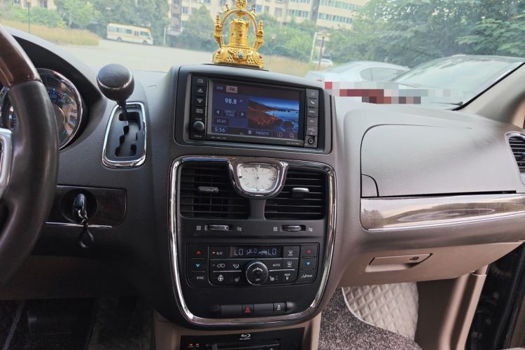 Used Chrysler Grand Voyager 2013 3.6L Luxury Edition Audio And AC Panel