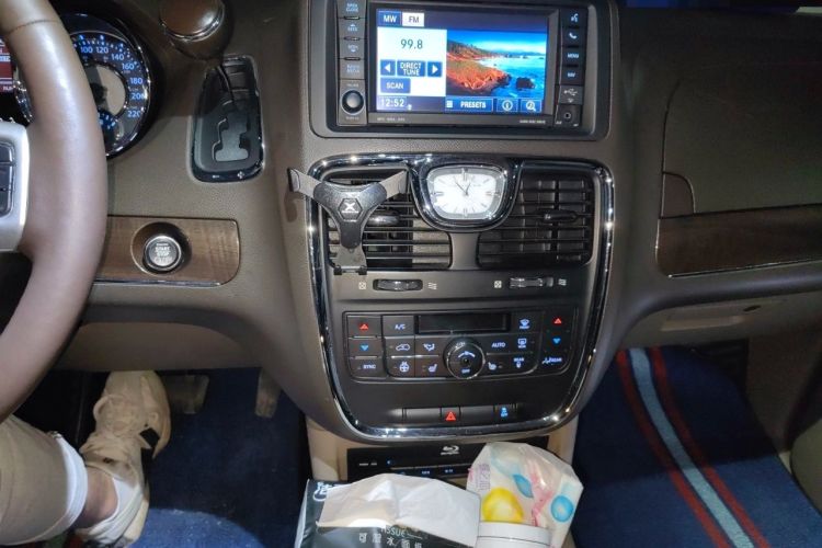 Used Chrysler Grand Voyager 2013 3.6L Luxury Edition Audio And AC Panel