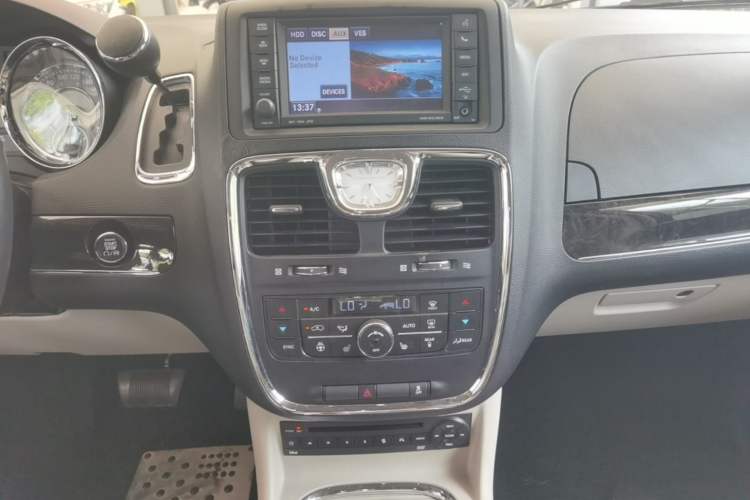 Used Chrysler Grand Voyager 2013 3.6L Luxury Edition Audio And AC Panel