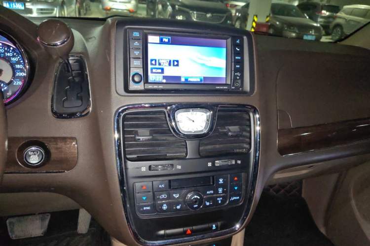 Used Chrysler Grand Voyager 2013 3.6L Luxury Edition Audio And AC Panel