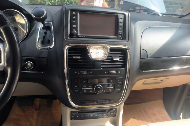 Used Chrysler Grand Voyager 2013 3.6L Luxury Edition Audio And AC Panel