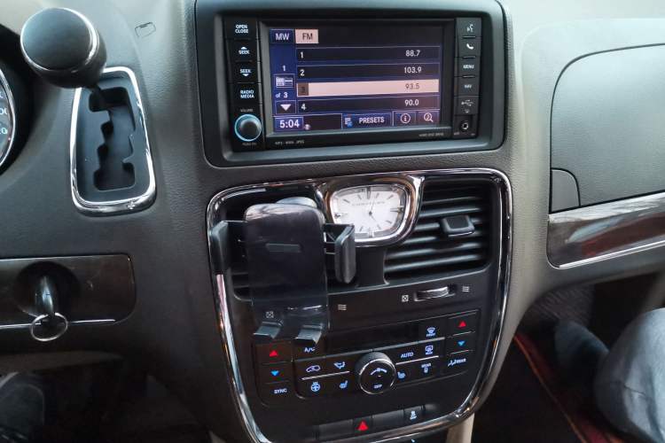 Used Chrysler Grand Voyager 2013 3.6L Luxury Edition Audio And AC Panel