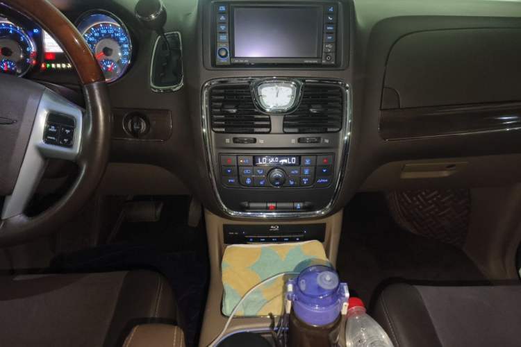 Used Chrysler Grand Voyager 2013 3.6L Luxury Edition Audio And AC Panel