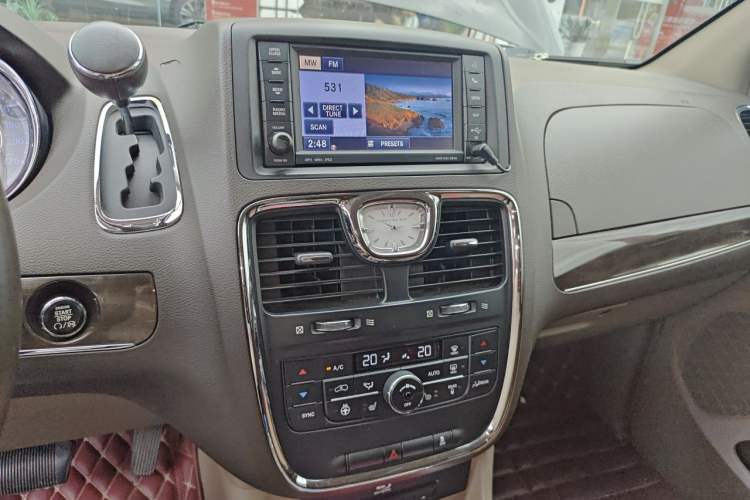 Used Chrysler Grand Voyager 2013 3.6L Luxury Edition Audio And AC Panel