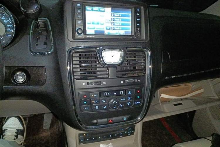 Used Chrysler Grand Voyager 2013 3.6L Luxury Edition Audio And AC Panel