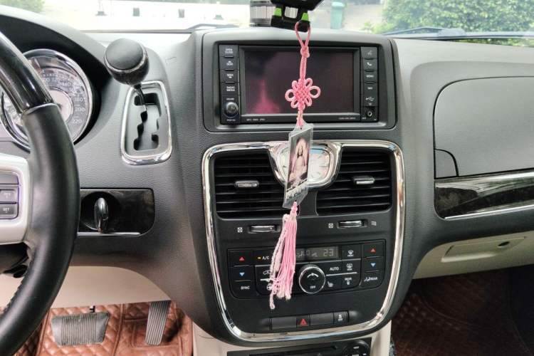 Used Chrysler Grand Voyager 2013 3.6L Luxury Edition Audio And AC Panel